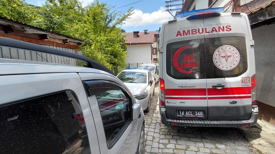Uşak'ta bankta oturduğu sırada otomobil çarpan 67 yaşındaki Ahmet Aydemir hayatını kaybetti