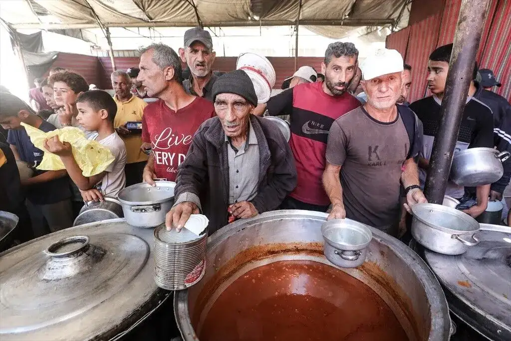 Nusayrat Mülteci Kampı’nda Filistinlilere yemek dağıtıldı