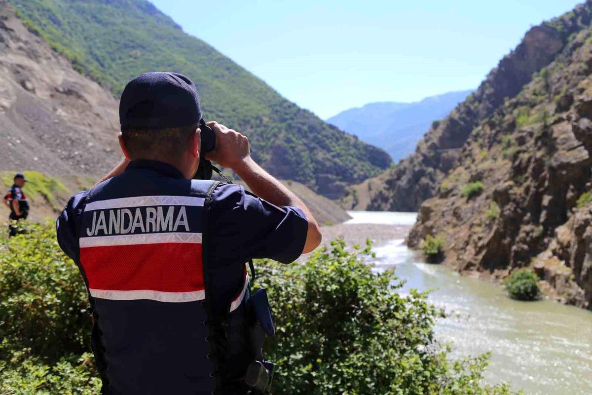 Artvin'in Şavşat Deresi'nde kayıp baba ve oğlunu arama çalışmaları sürüyor