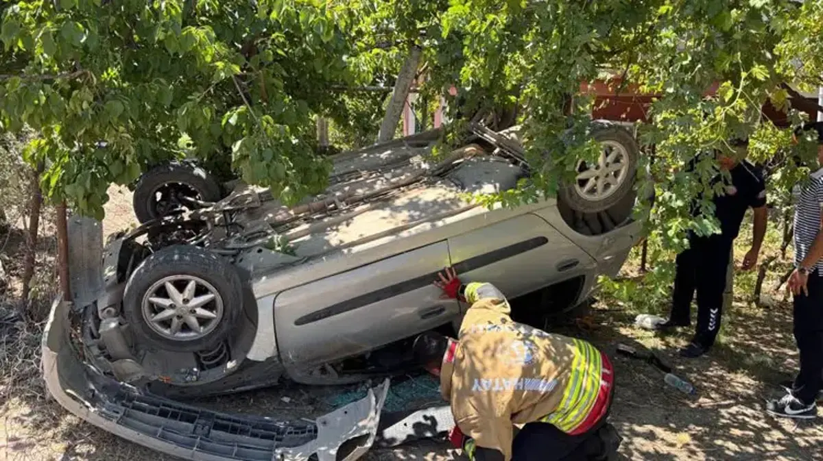 Hatay’da takla atarak bahçeye uçan otomobilin sürücüsü yaralandı