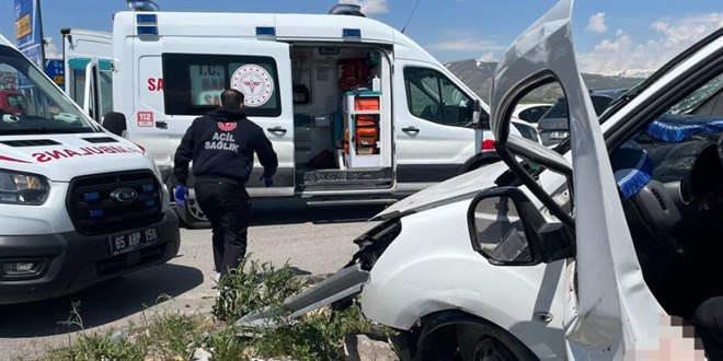 Van'da otomobiller çarpıştı: 4 ölü