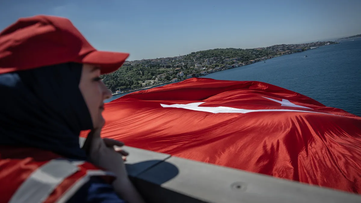 15 Temmuz Şehitler Köprüsü'ne Türk bayrağı asıldı