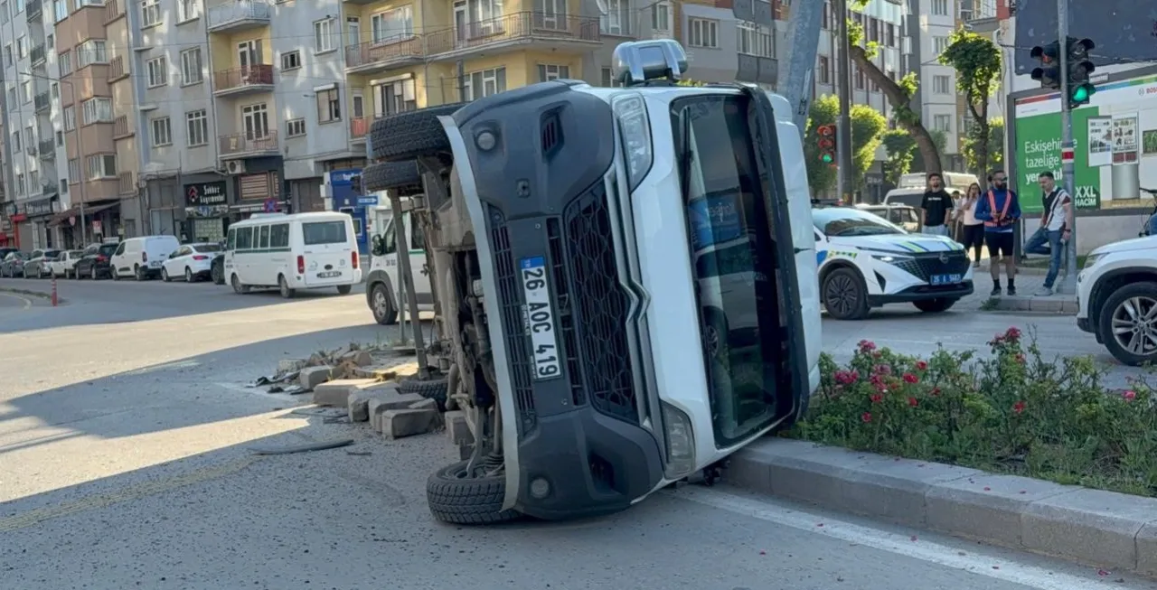 İşçi servisi çarpışmanın şiddetiyle yan yattı! İşçiler kendi imkanlarıyla kurtuldu