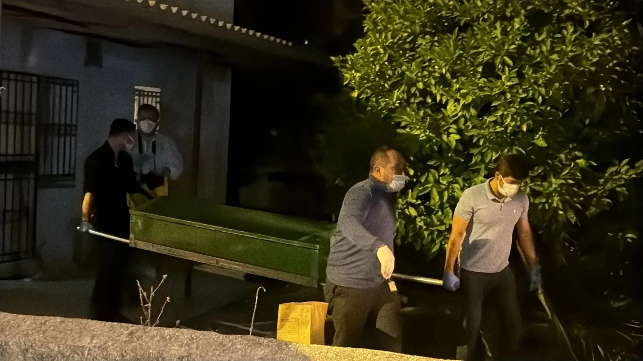 Babasının cesediyle 2 gün aynı evde yaşadı: Kötü koku gerçeği ortaya çıkardı