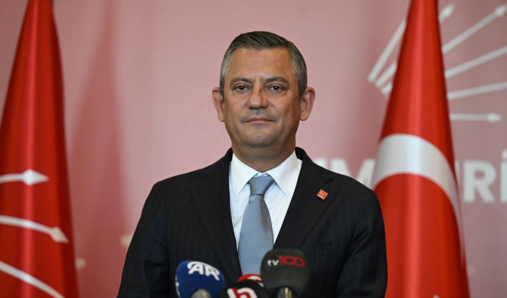Özgür Özel'den dikkat çeken çıkış: 'Sokaktaki öfke hükümete, yönünü değiştirmeye çalışıyorlar'
