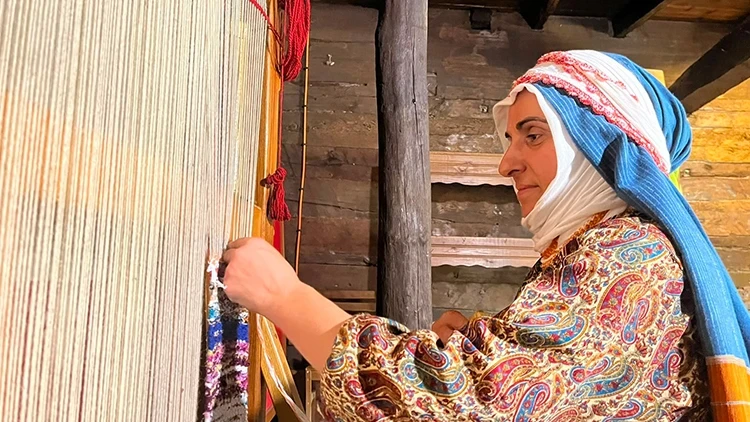 Adı artık "Poşetçi"ye çıktı: Plastik atıkları geleneksel tezgahta kumaşa dönüştürüyor