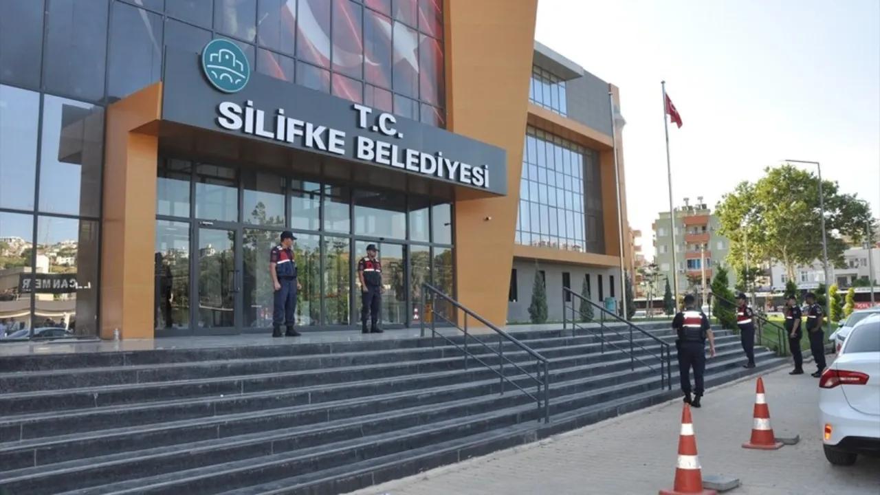 Silifke Belediyesi'ne rüşvet operasyonu! Başkan Mustafa Turgut dahil 8 kişi tutuklandı