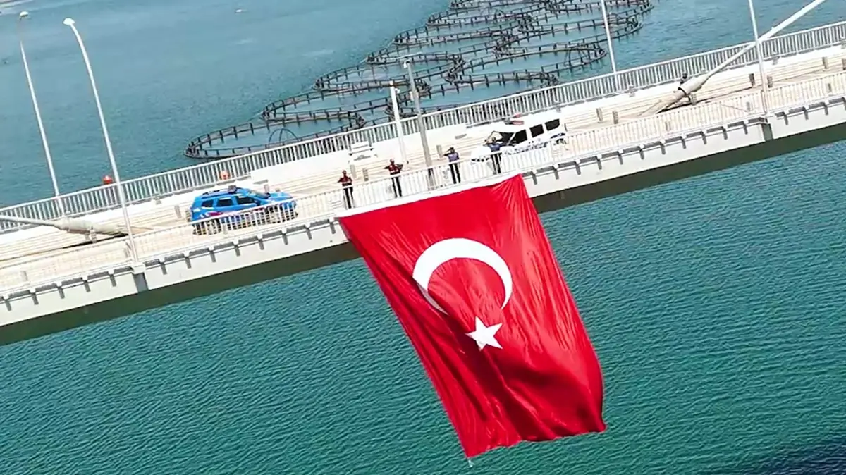 Elazığ'da şehidin adını taşıyan köprü ay yıldızla buluştu