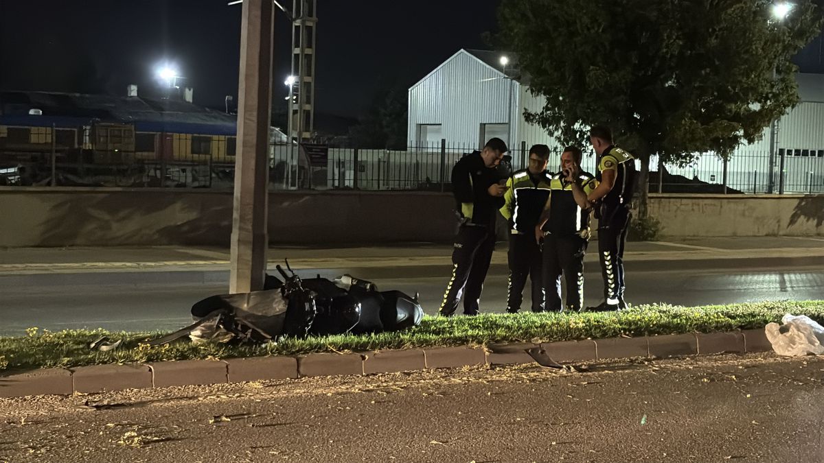 Sivas'ta motosiklet aydınlatma direğine çarptı: 2 yaralı