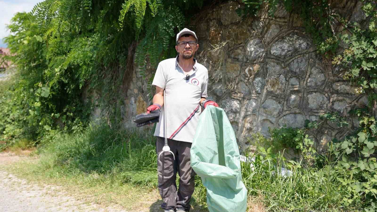 Düzce'de temizlik işçisinden örnek davranış! Altın dolu çantayı polise teslim etti