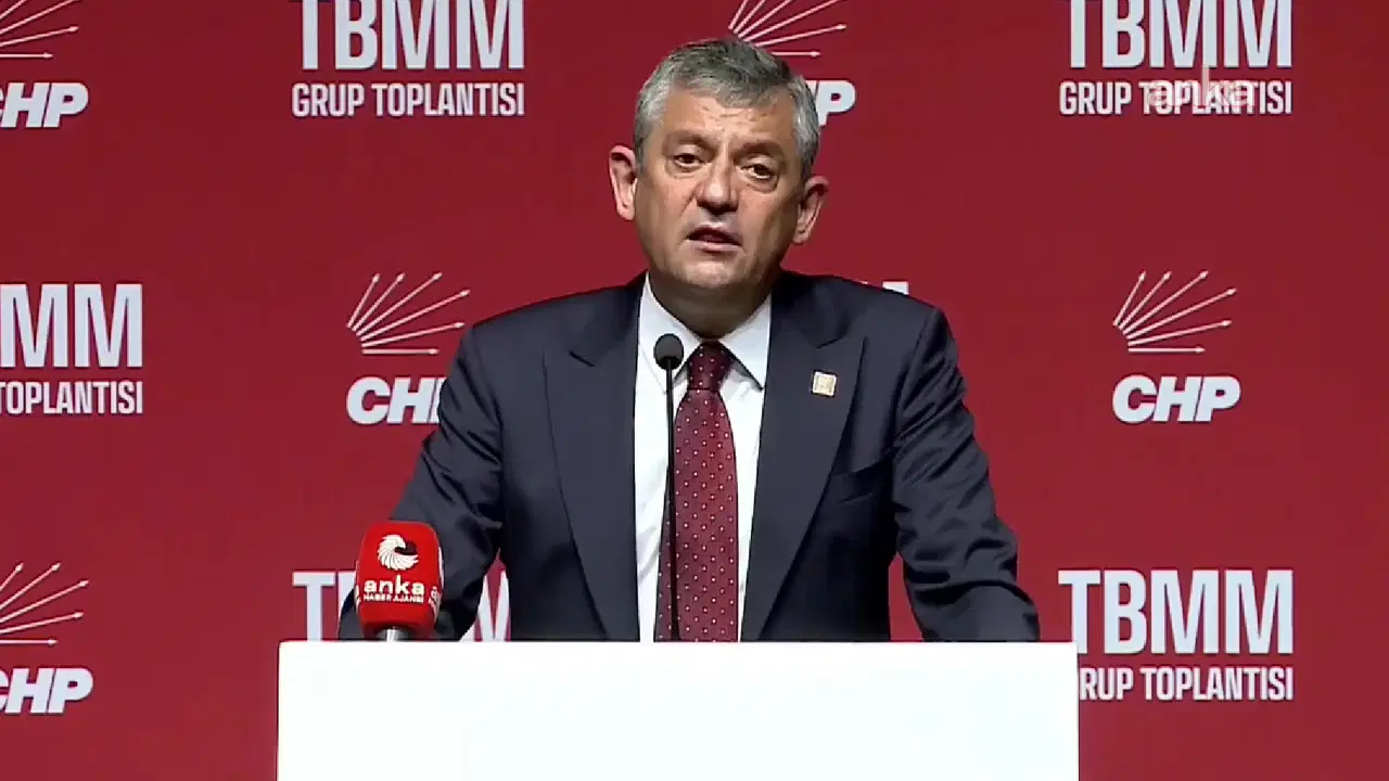 Trump'ın uçağının Ankara'ya indiği dakikalarda Özgür Özel'den çok sert sözler: 'Türkiye'ye gelip Anıtkabir'i ziyaret etmeyen bir Amerikan Başkanı...'