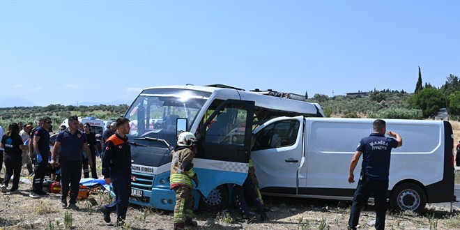 Manisa'da midibüsle panelvanın çarpışması sonucu 1 kişi öldü