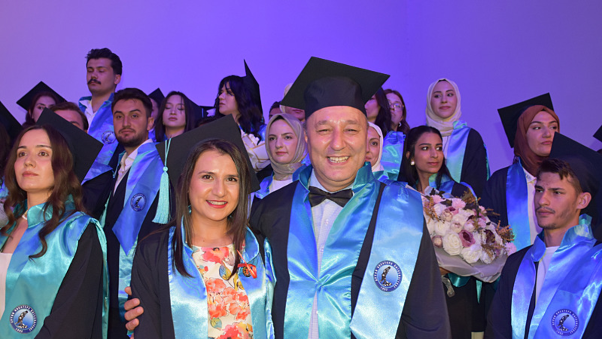 Afyon'da örnek başarı hikayesi! Evli çift üniversitede zirveyi paylaştı