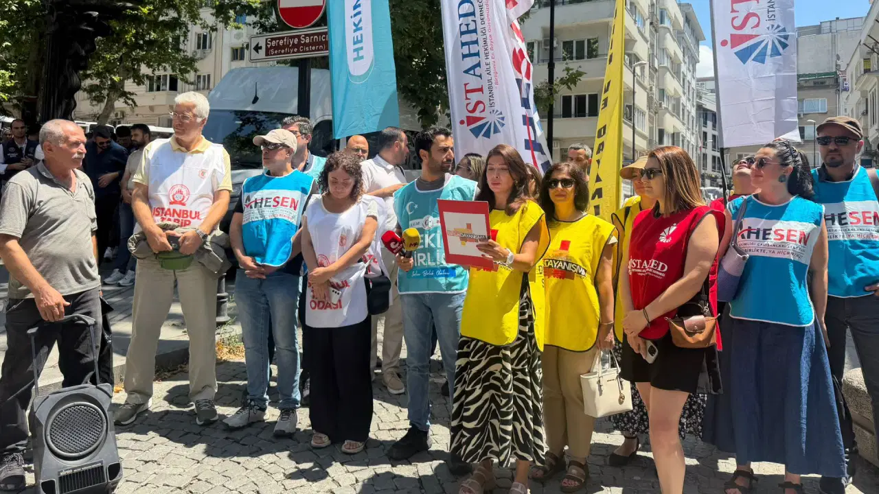 Sağlık emekçileri İstanbul İl Sağlık Müdürlüğü önünden seslendi: ‘Sistematik hak kaybıyla da mücadele ediyoruz’