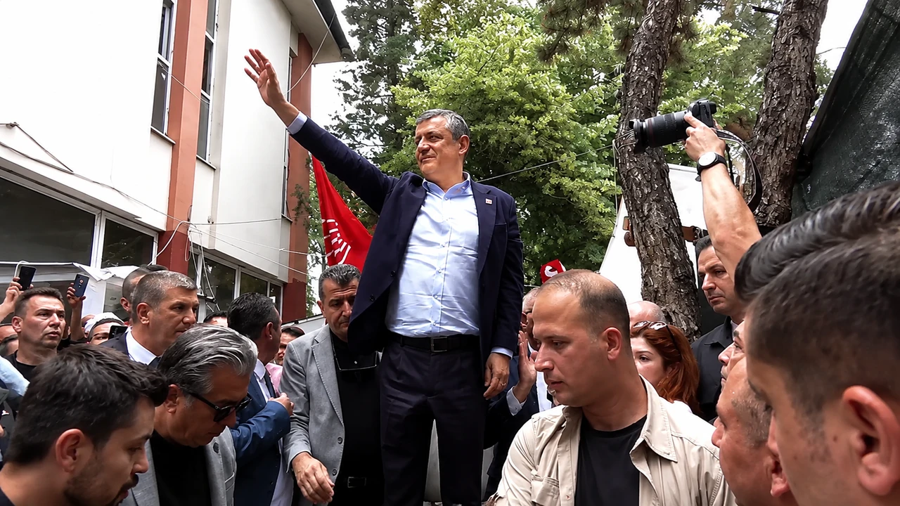 Özel Burdur’da bankın üstünden seslendi: Bundan sonra sokaktayız