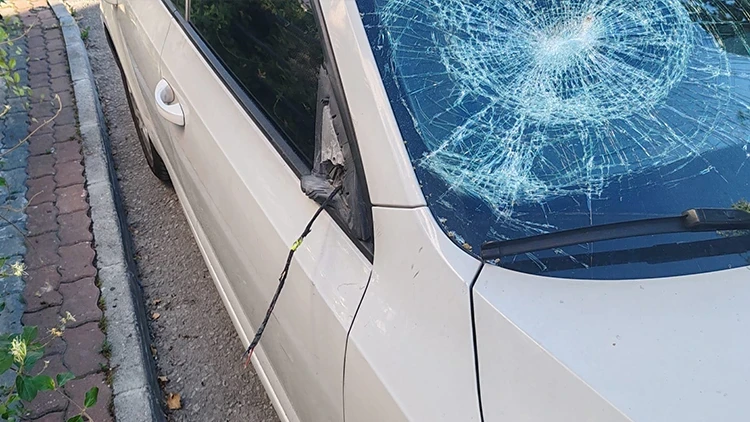 Konya'da komşusunun otomobiline tuğlayla zarar verdi! Olay araç kamerasına yansıdı