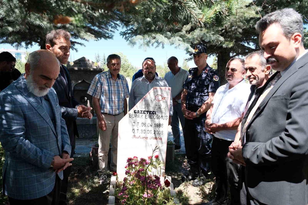 Trafik kazasında hayatını kaybeden genç gazeteci mezarı başında anıldı