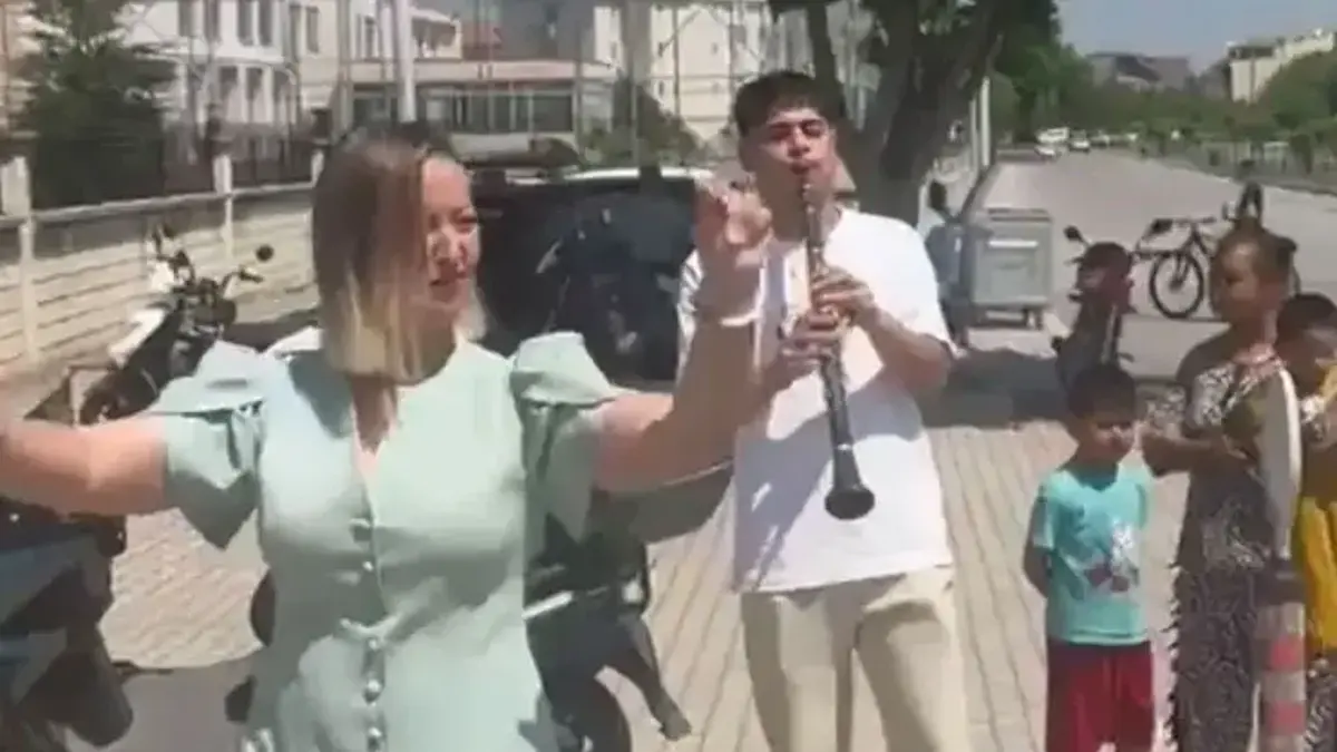 Mahkemeden çıkan karar sokakta şenliğe dönüştü! Evliliğinin bitişini lokma dağıtarak kutladı