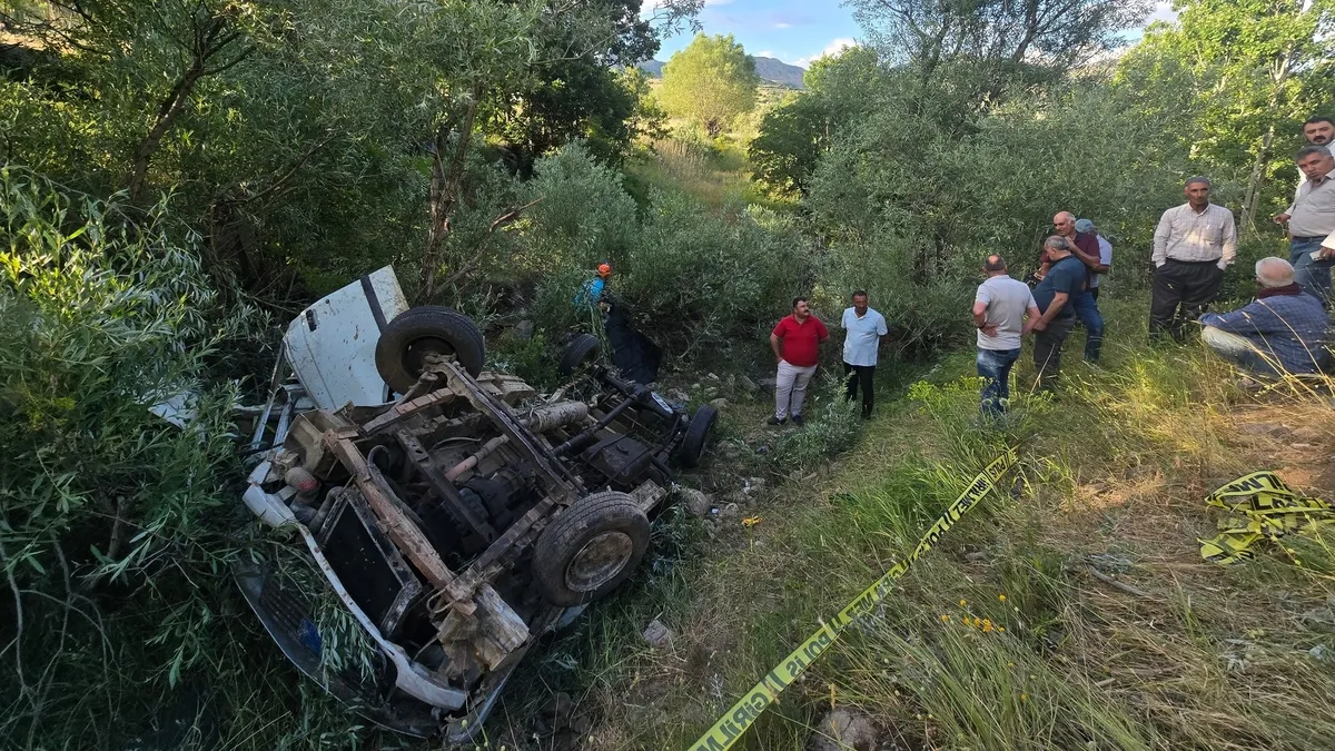 Bingöl'de kamyonet uçuruma yuvarlandı! 3 ölü 2 yaralı var