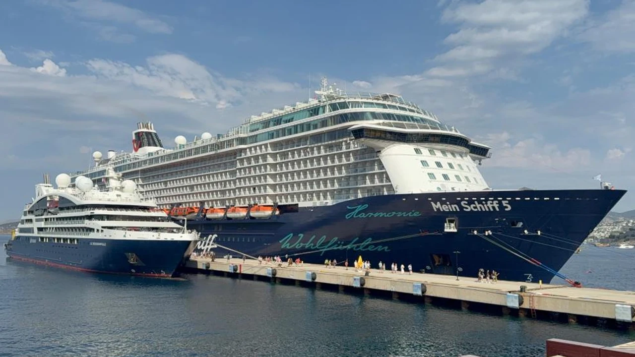 Bodrum’a gelen iki dev kruvaziyer ağızları açık bıraktı: Turizme renk geldi