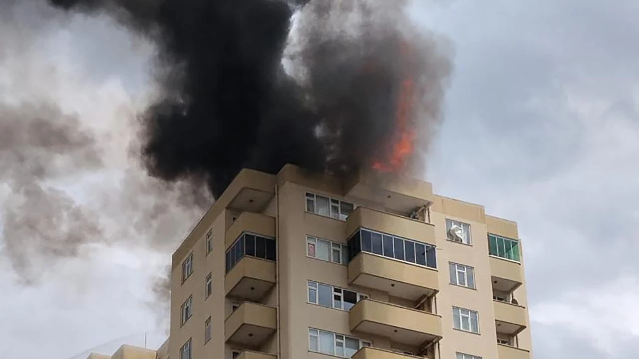 Kocaeli'de 15 katlı binada yangın paniği