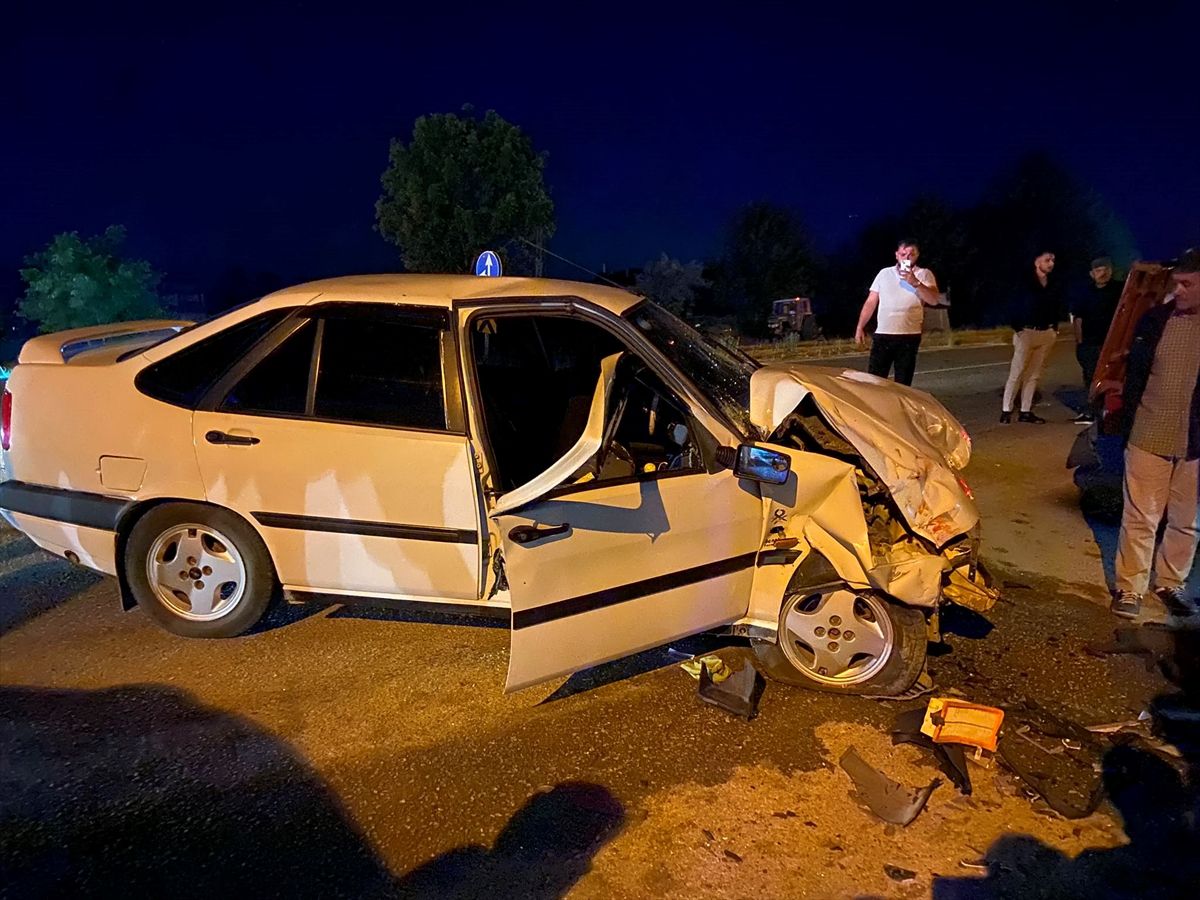 Kastamonu'da iki otomobilin çarpıştığı kazada 6 kişi yaralandı