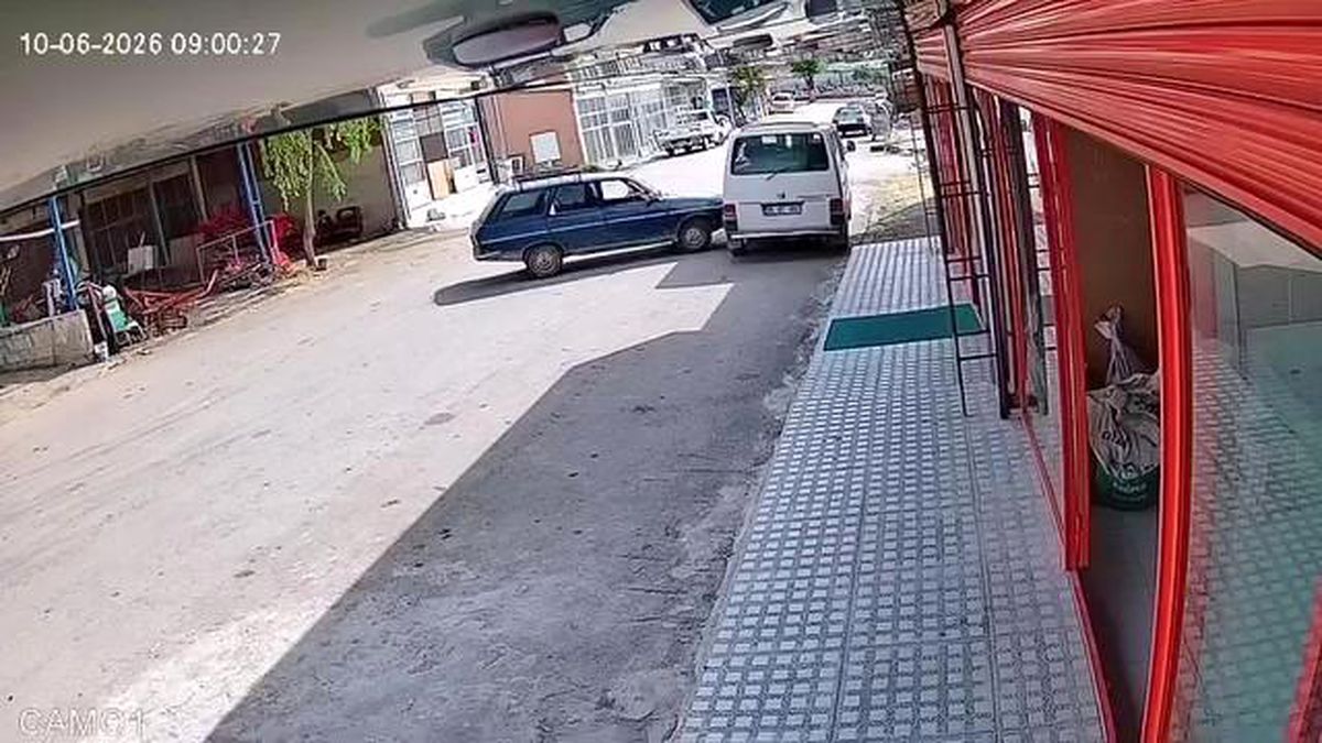 El freni çekilmeyen otomobil hareket edip minibüse çarptı: O anlar kamerada
