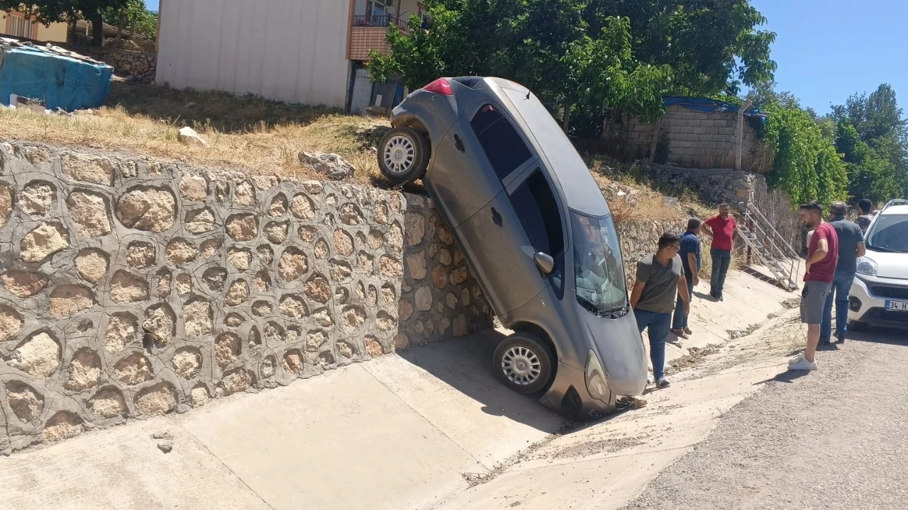 Otomobil istinat duvarından düştü