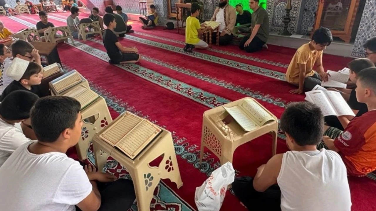 230 bin çocuk Kuran kursundan mezun oldu