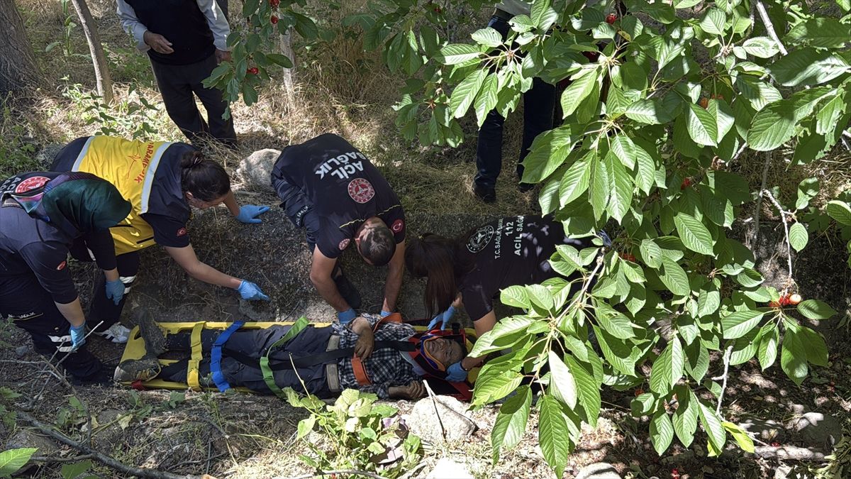 Seydişehir'de kiraz toplamak için çıktığı ağaçtan düşen kişi yaralandı