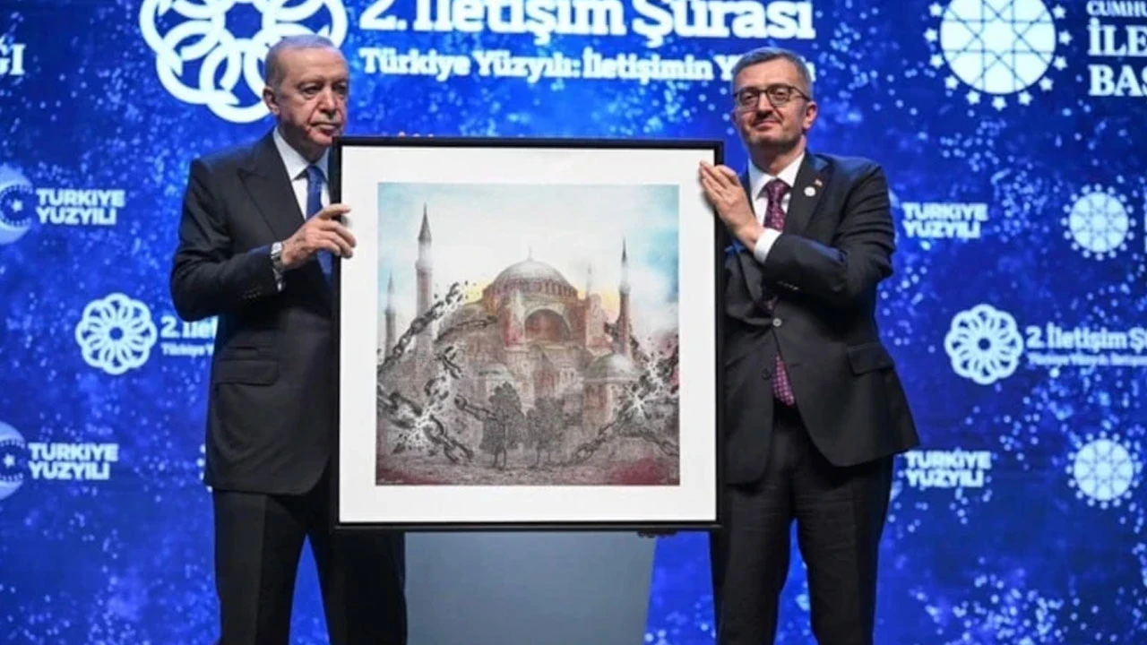 Burhanettin Duran'dan Cumhurbaşkanı Erdoğan'a anlamlı Ayasofya hediyesi