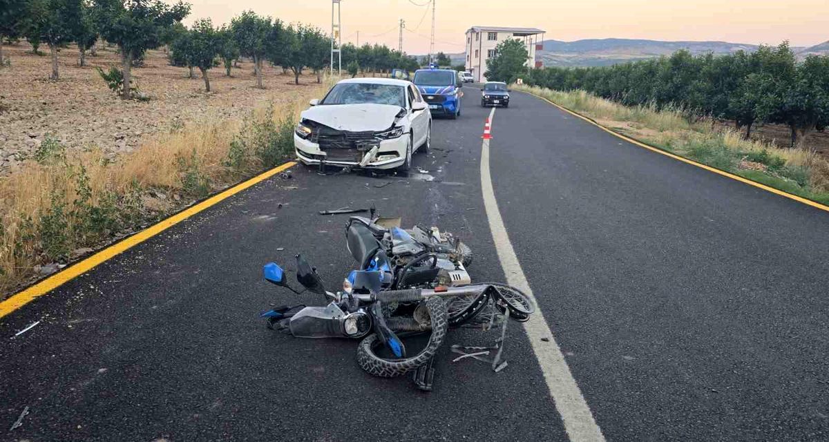 Otomobil ile motosiklet çarpıştı: 4 yaralı