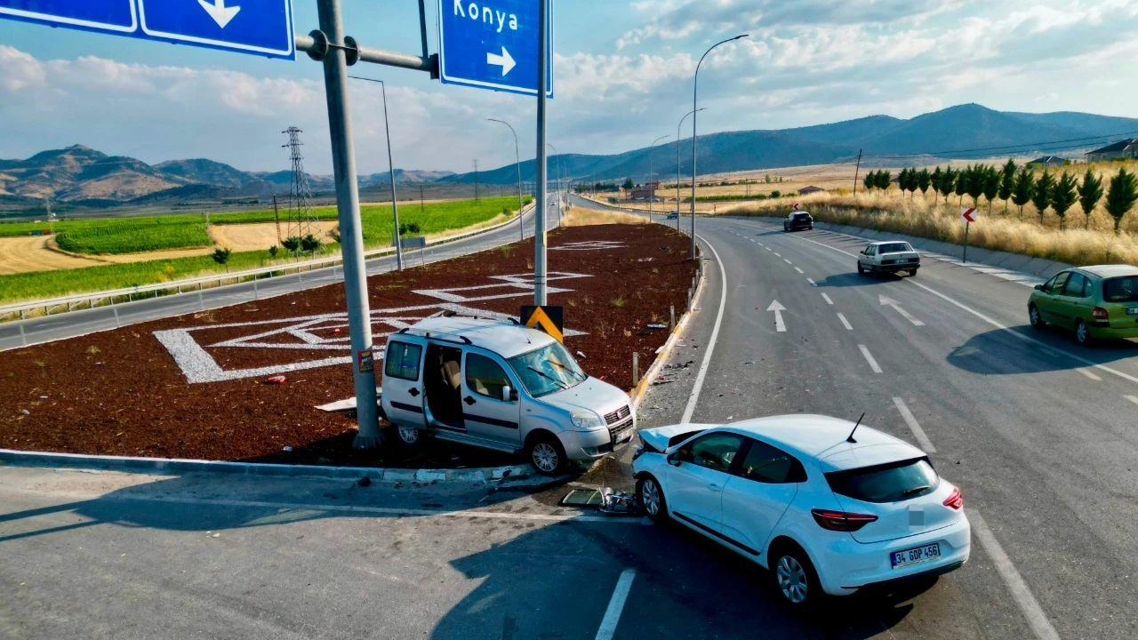 İki araç kavşakta çarpıştı: 7 yaralı