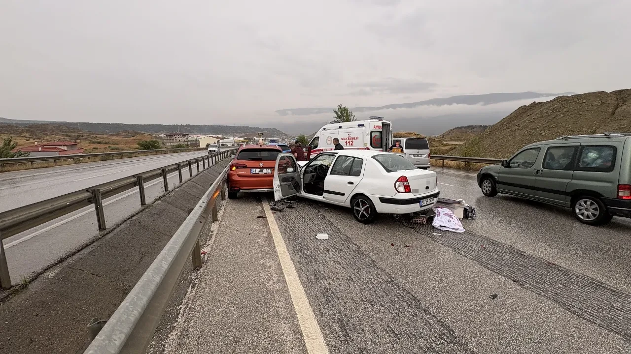 D100'de 3 ayrı zincirleme trafik kazası! Ölü ve yaralılar var