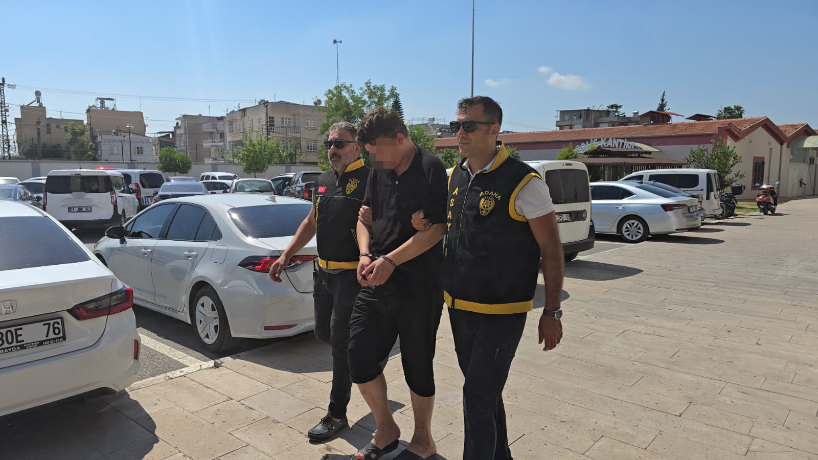 Adana'da başkasının kimliğini gösteren şüpheli, kolundaki "İlker" yazılı dövme sayesinde yakalandı