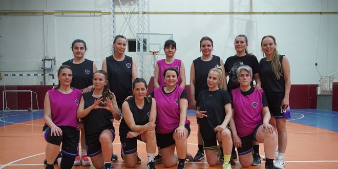 Sağlıkçı anneler gündüz hastalara, akşam parkede birbirine umut oluyor
