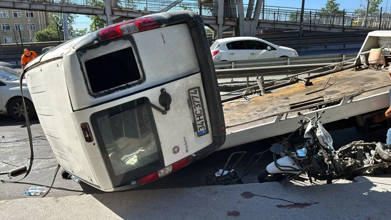 Avcılar’da hafif ticari araç motosiklete çarpıp yan yola devrildi