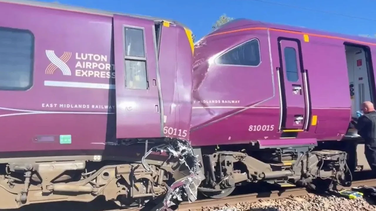 İki yolcu treni çarpıştı: Ölü ve yaralılar var