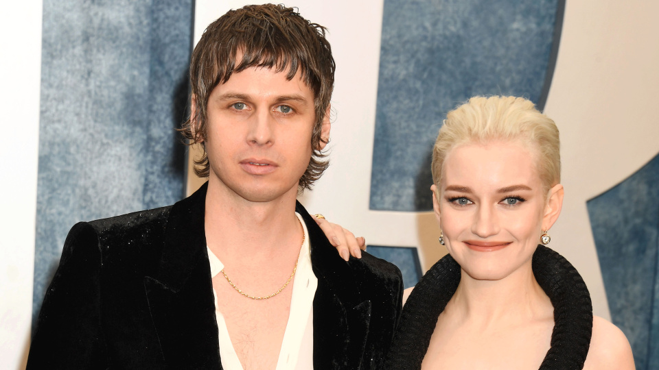 Oyuncu Julia Garner ve müzisyen Mark Foster ayrıldı