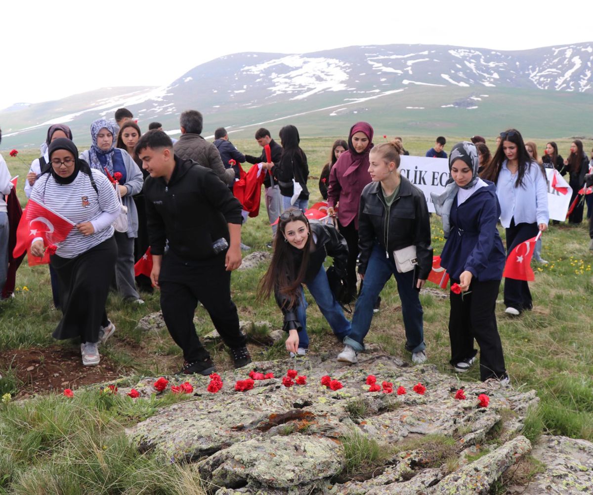 Oltulu Lise Öğrencilerinden Allahuekber Dağları'nda Sarıkamış Şehitlerine Anma Yürüyüşü