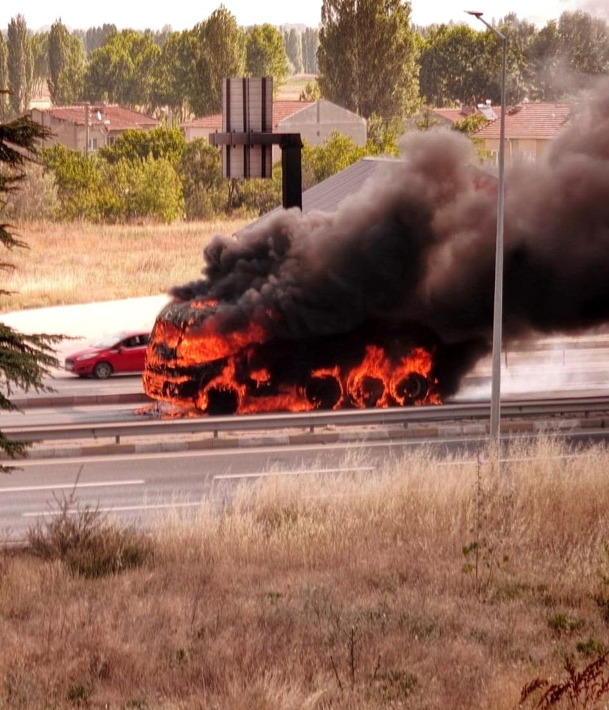 Eskişehir'de yanan kamyon adeta alev topuna döndü
