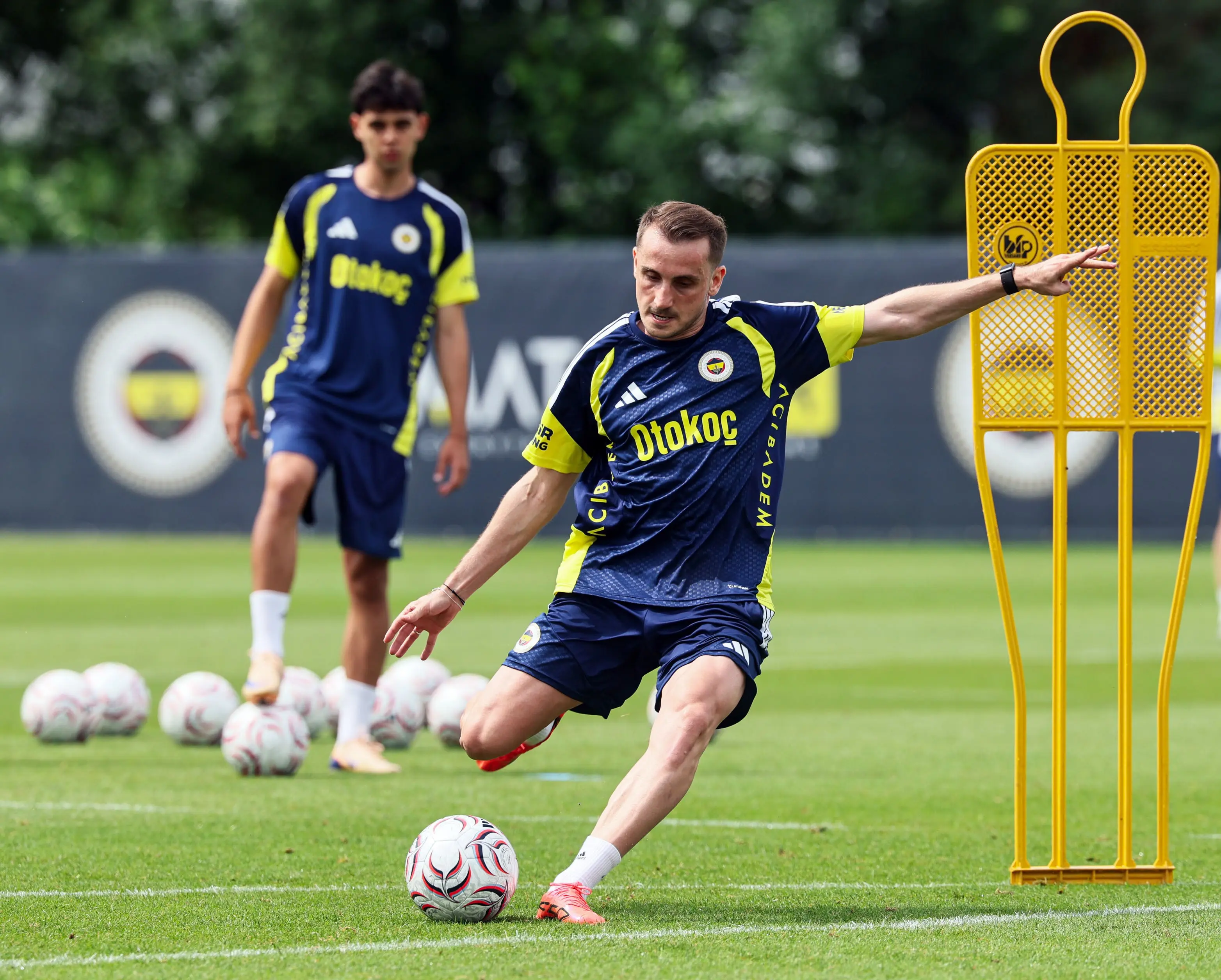Fenerbahçe, hazırlıklarını çift antrenmanla sürdürdü