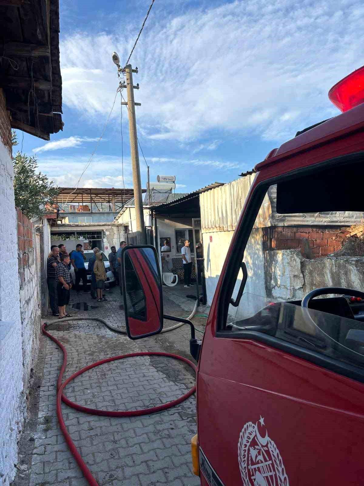 Balıkesir'de depoda korkutan yangın