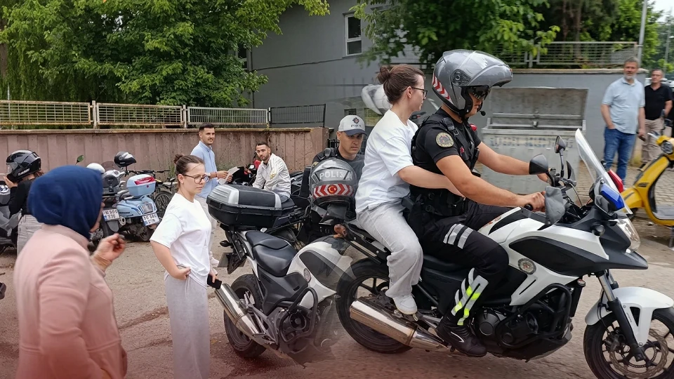 YKS'de yanlış okula giden öğrenciye polis yardımı: İnegöl'de son 2 dakikada sınava girdi | BURSA YEREL HABERLERİ