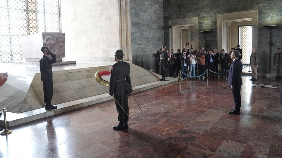 YENİ Parti Genel Başkanı Özgür Özel, PM ve YDK üyeleriyle birlikte Anıtkabir'i ziyaret etti