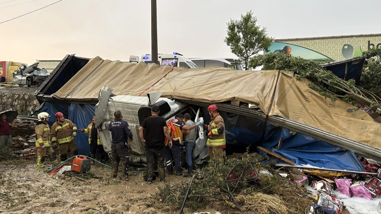Manisa’da korkunç kaza: 2 ölü, 4 yaralı