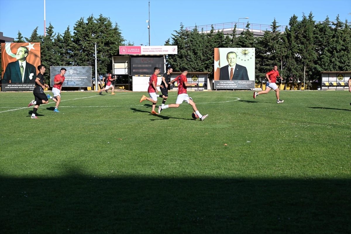 Tekirdağ'da polisler ile çocuk evlerinde kalan gençler dostluk maçında buluştu