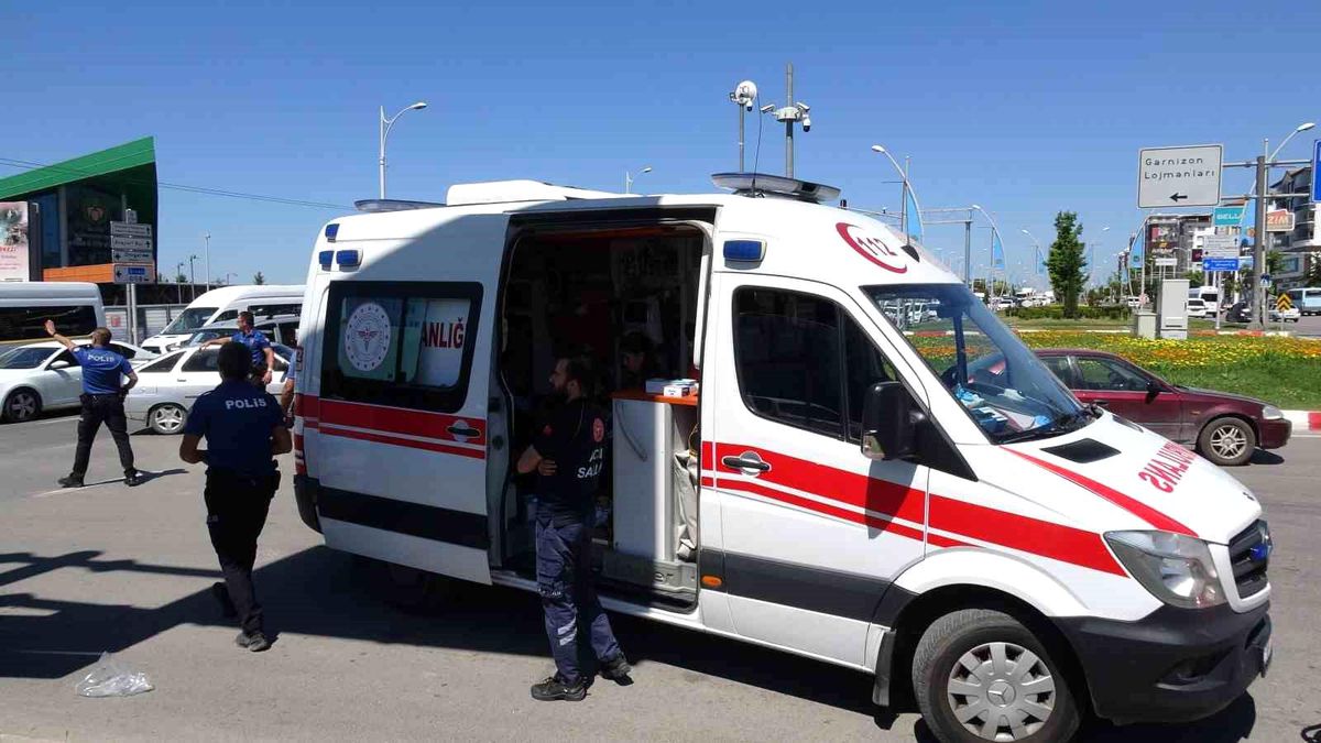 Sivil polis aracı ile motosiklet çarpıştı: 1 yaralı