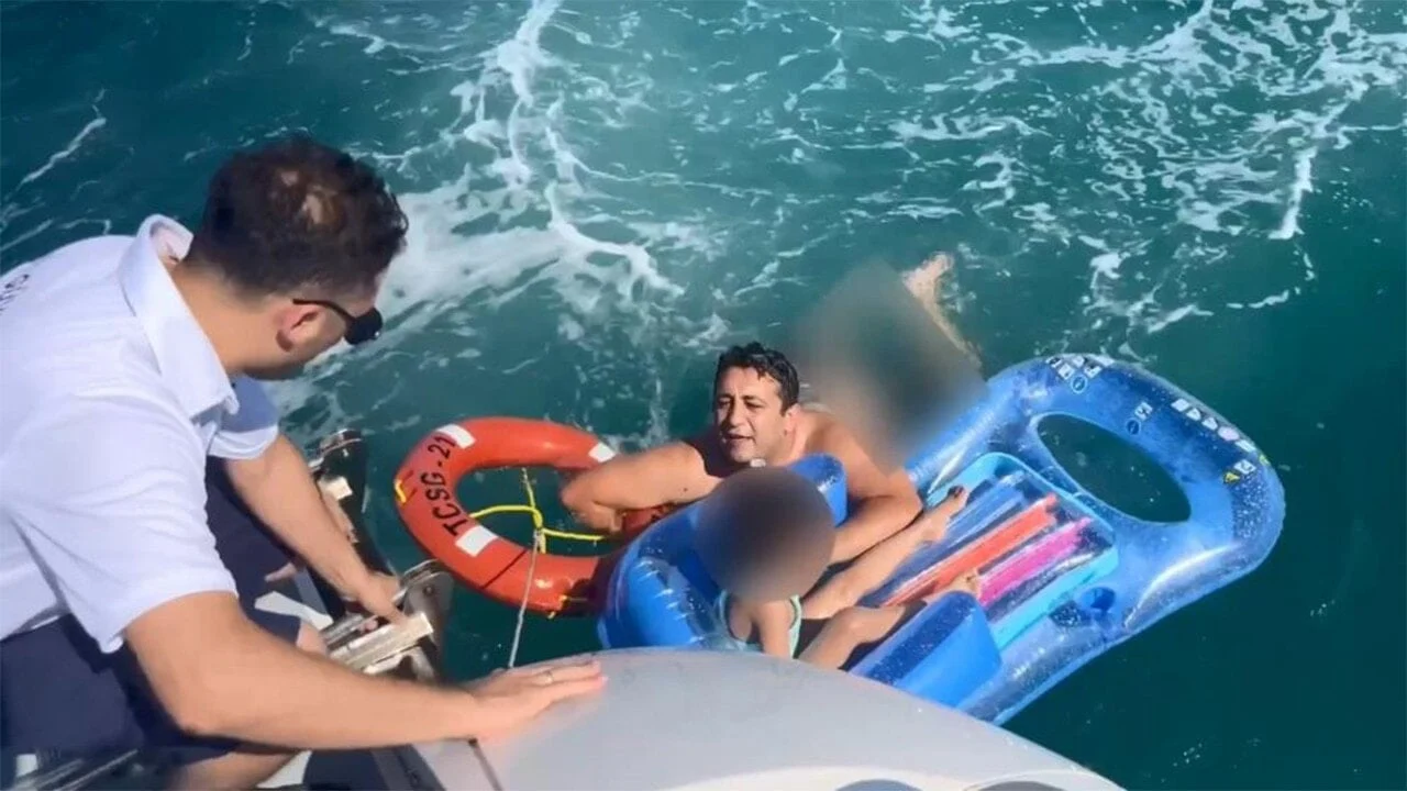 Deniz yatağı ile açık denize sürüklenen çocuğu Sahil Güvenlik kurtardı