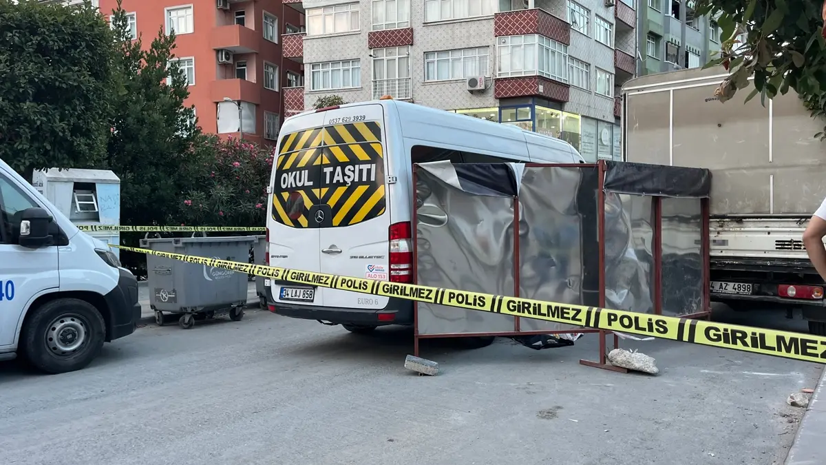 Güngören'de feci kaza: Yaşlı adam servis aracının altında kaldı